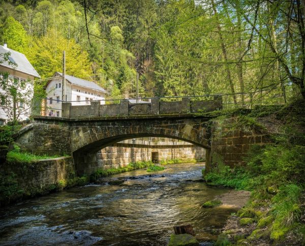 El puente de piedra sobre el río Somiedo, uno de los rincones más fotografiados de Pola de Somiedo