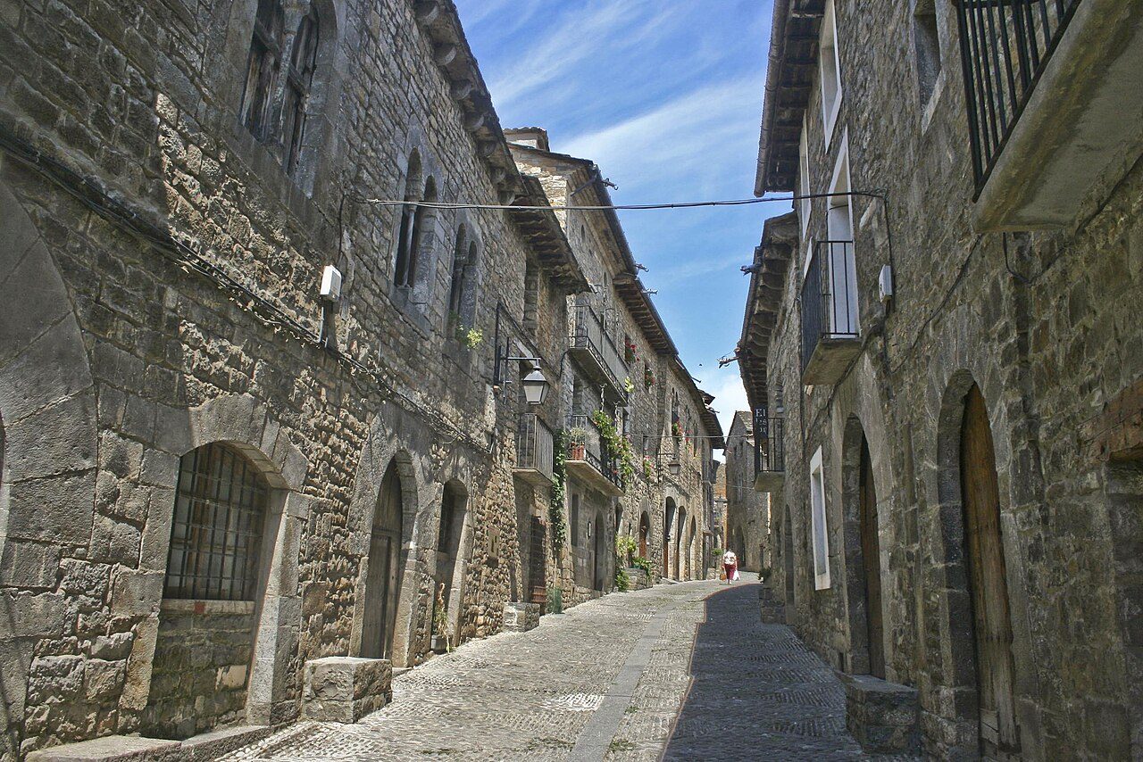 Alojarse en el casco antiguo, una de las mejores experiencias de Aínsa