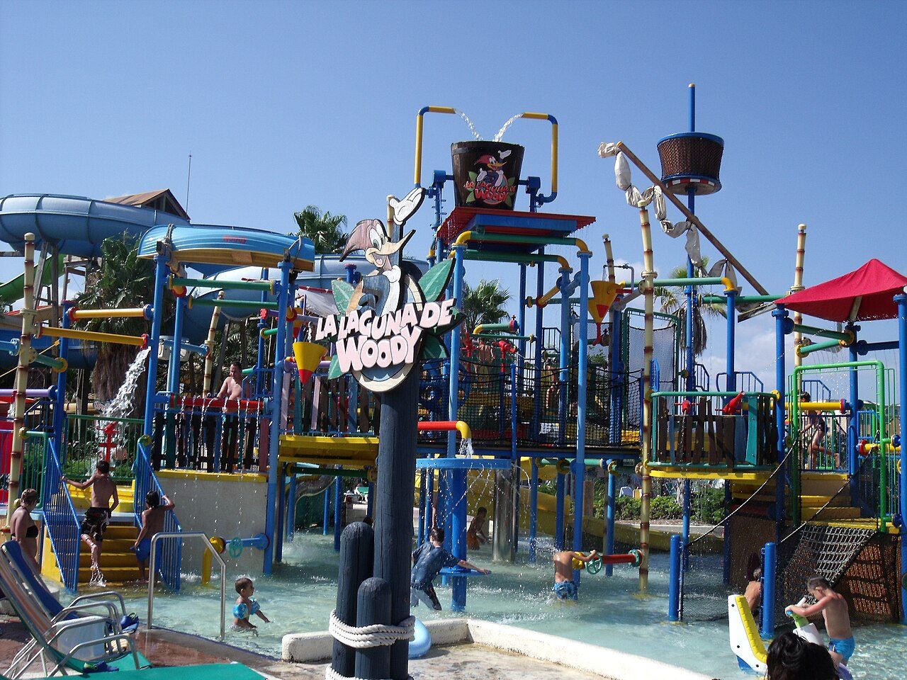 El parque acuático es uno de los planes estrella entre lo que ver en La Pineda con niños