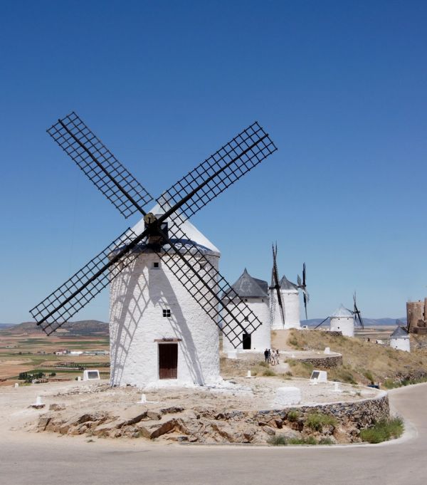 Los molinos de viento, la imagen más icónica de qué ver en Castilla-La Mancha