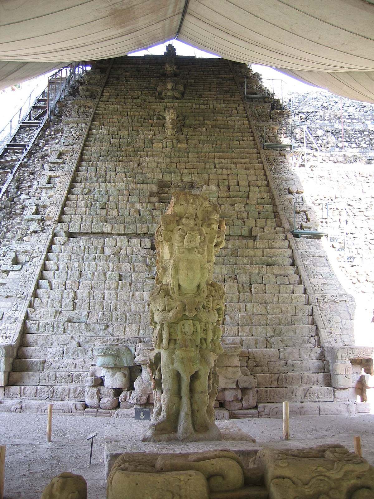 La Escalinata de los Jeroglíficos, la inscripción maya más larga que ver en Copán Ruinas
