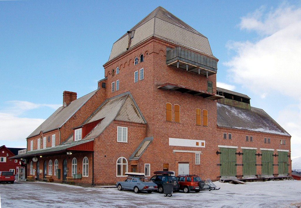 La llegada en tren a Abisko atraviesa paisajes nevados de la Laponia sueca