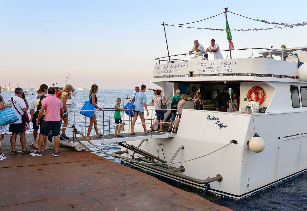 El puerto de Santa Marina Salina, puerta de entrada a las Eolias