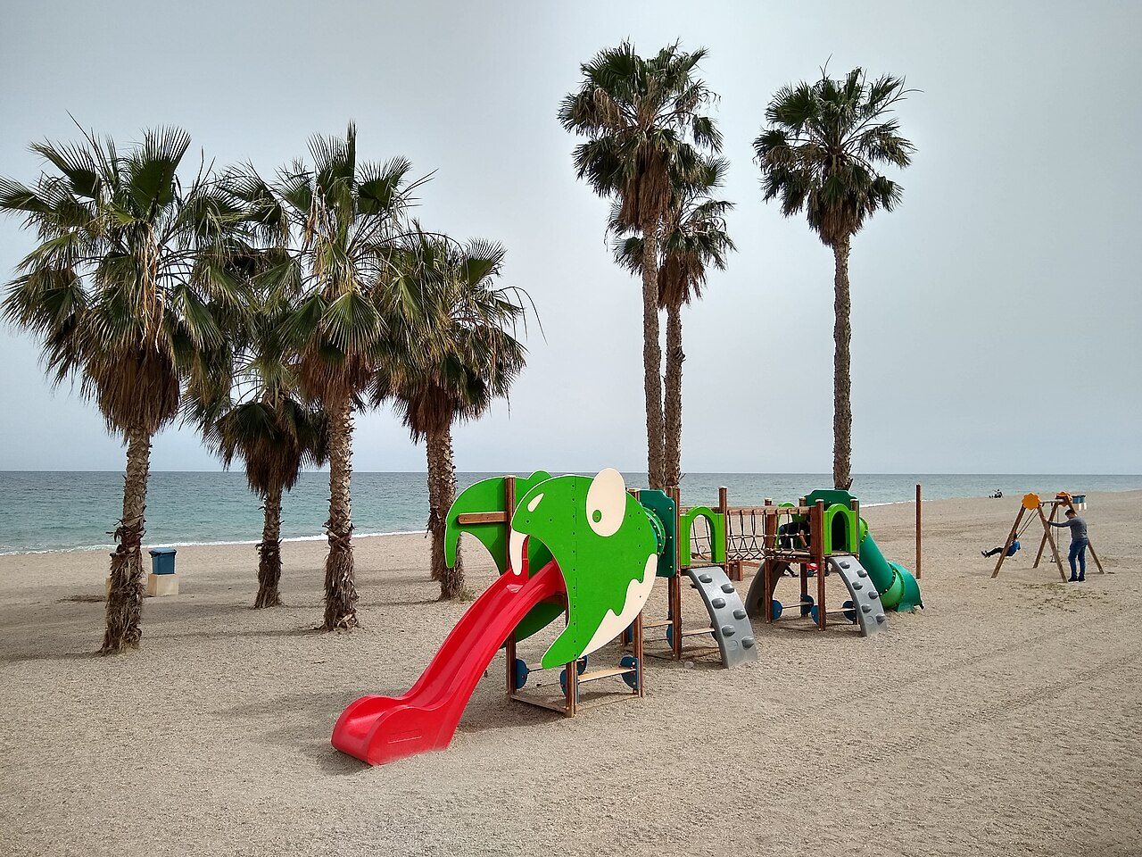 El paseo marítimo y la playa, lo primero que ver en Aguadulce