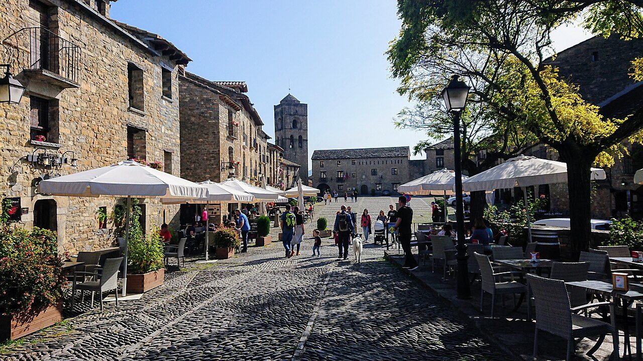 La Plaza Mayor porticada, uno de los rincones que ver en Aínsa