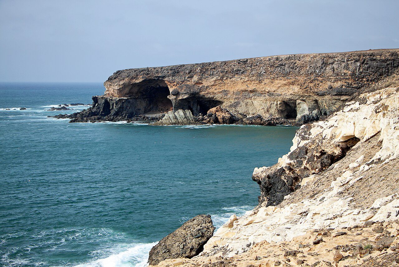 Las cuevas de Ajuy, una de las excursiones de un día en Costa Calma más impresionantes.