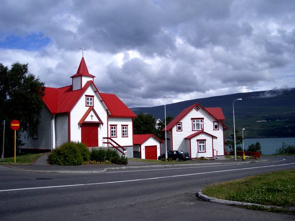 La iglesia de Akureyri y las casas de colores, esenciales de qué ver en Akureyri