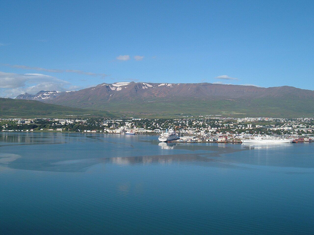 Vista de Akureyri junto al fiordo Eyjafjörður, punto de partida para ver el norte de Islandia