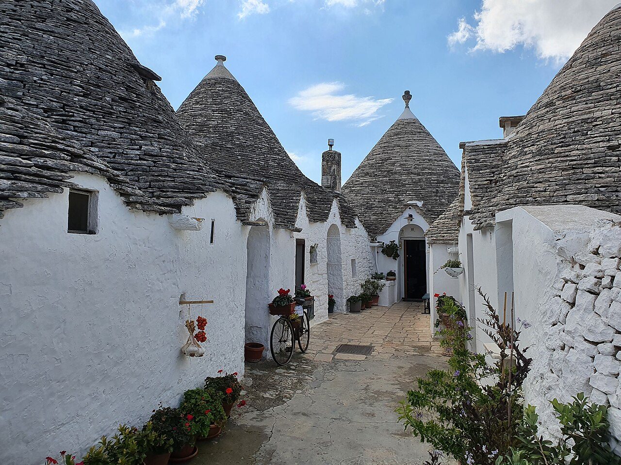 Vista panorámica de los trulli blancos de Alberobello, lo imprescindible que ver en el pueblo