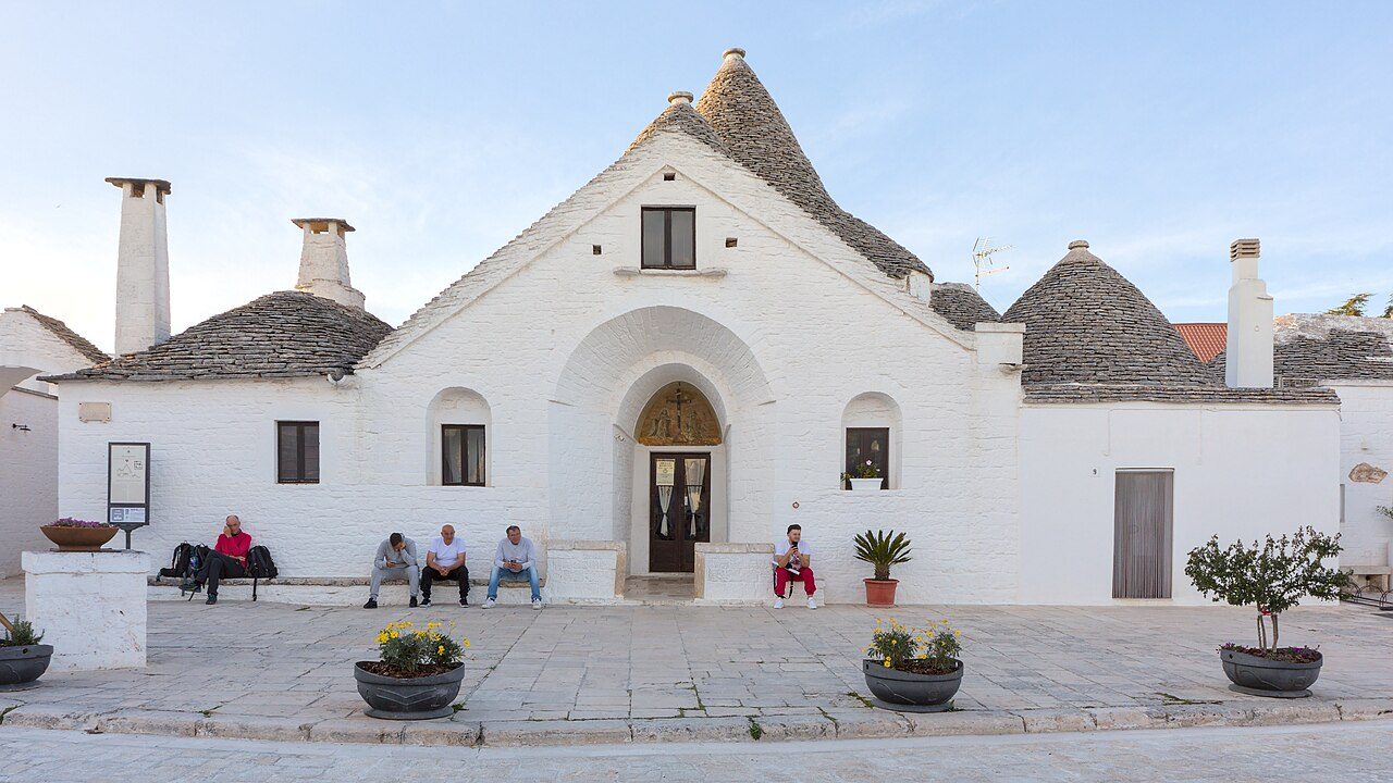 Comer dentro de un trullo, una experiencia obligada en tu ruta por Alberobello