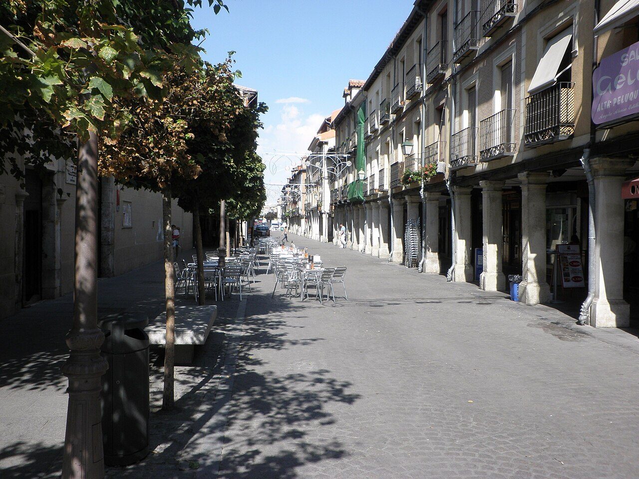 Los soportales de la Calle Mayor, una postal imprescindible que ver en Alcalá de Henares