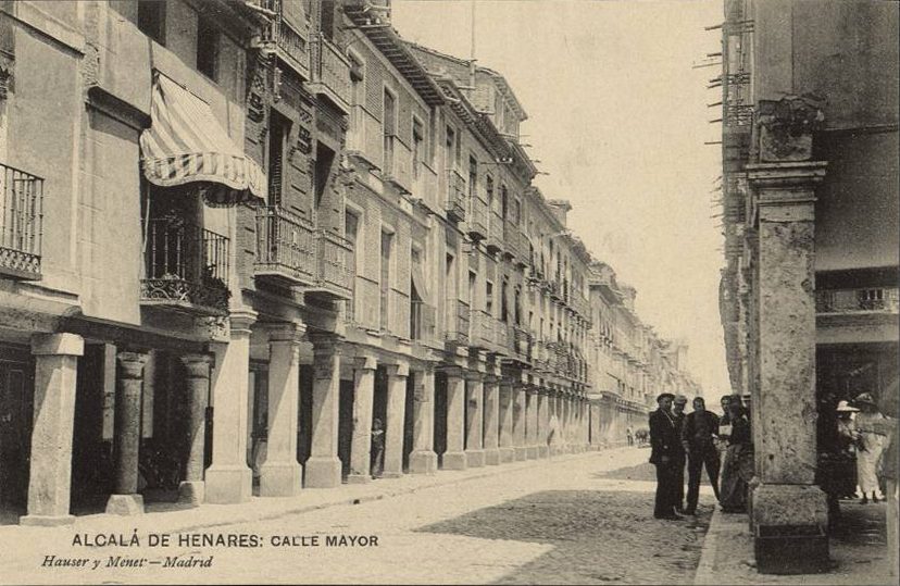 Los soportales de la Calle Mayor, una postal imprescindible que ver en Alcalá de Henares