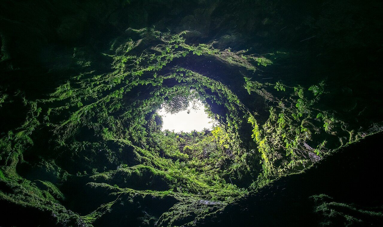 El Algar do Carvão, la cueva volcánica más impresionante que ver en Terceira.