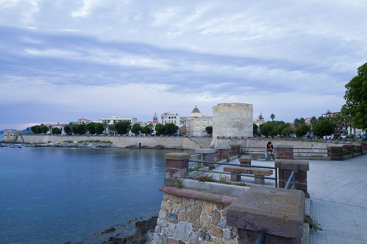 Murallas del casco antiguo en una visita guiada en Alguer