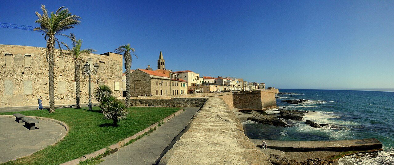 Alghero al atardecer, una de las zonas más bonitas dónde dormir en Cerdeña