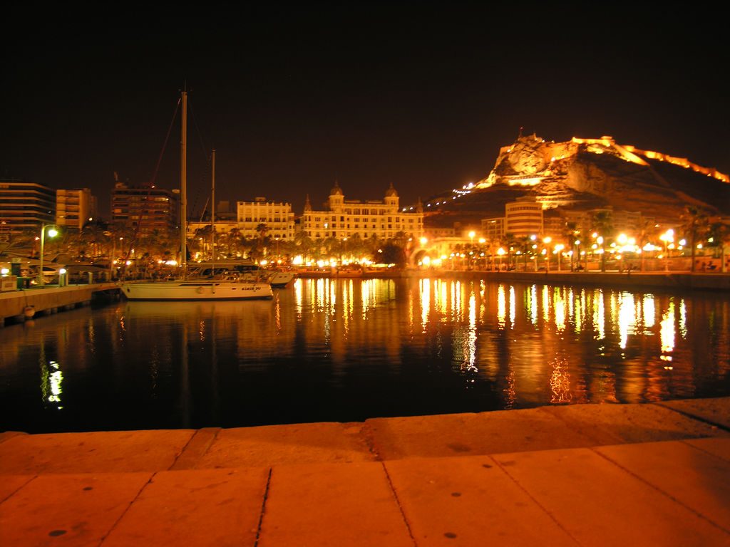 Vistas del puerto de Alicante, uno de los grandes iconos que ver en Alicante