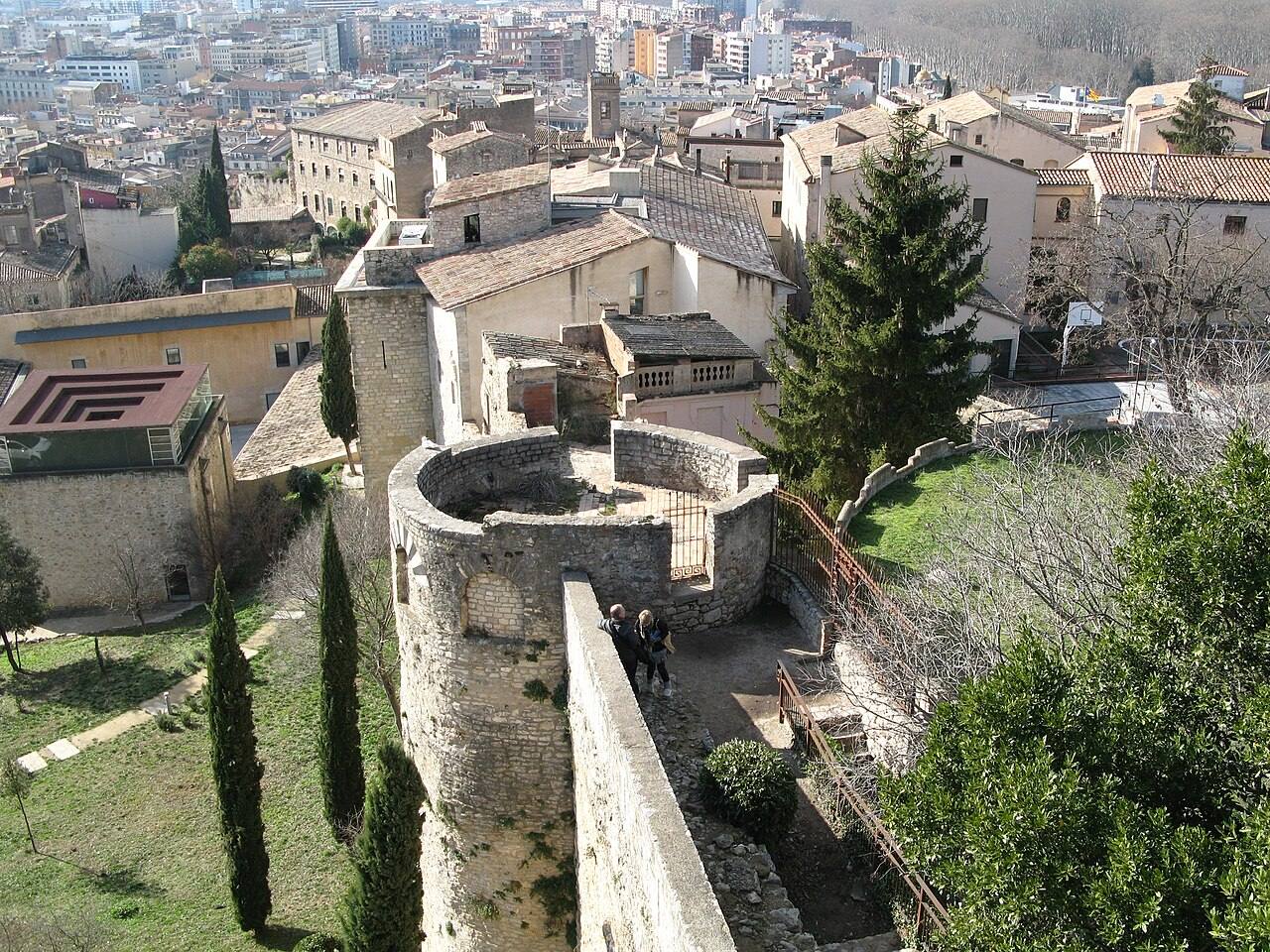 Vistas desde las murallas, uno de los miradores imprescindibles que ver en Gerona.