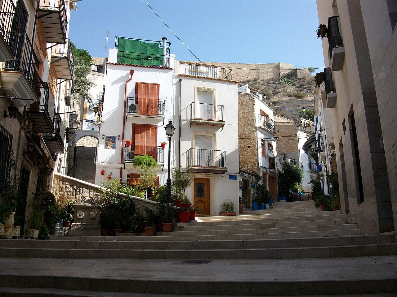 Free tours en Alicante: recorridos guiados por el casco antiguo y el castillo de Santa Bárbara.