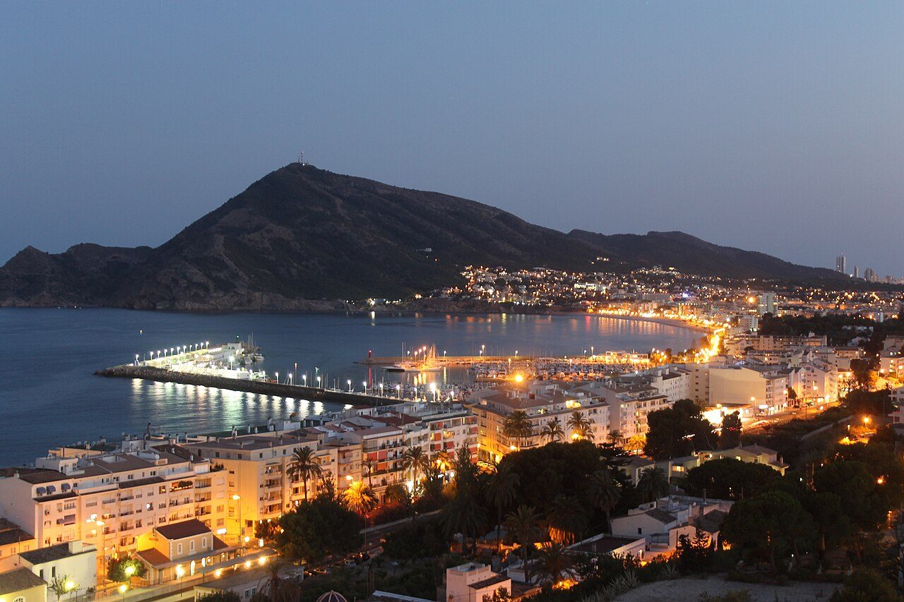 Vistas al atardecer desde el mar, uno de los planes más bonitos que ver en Altea