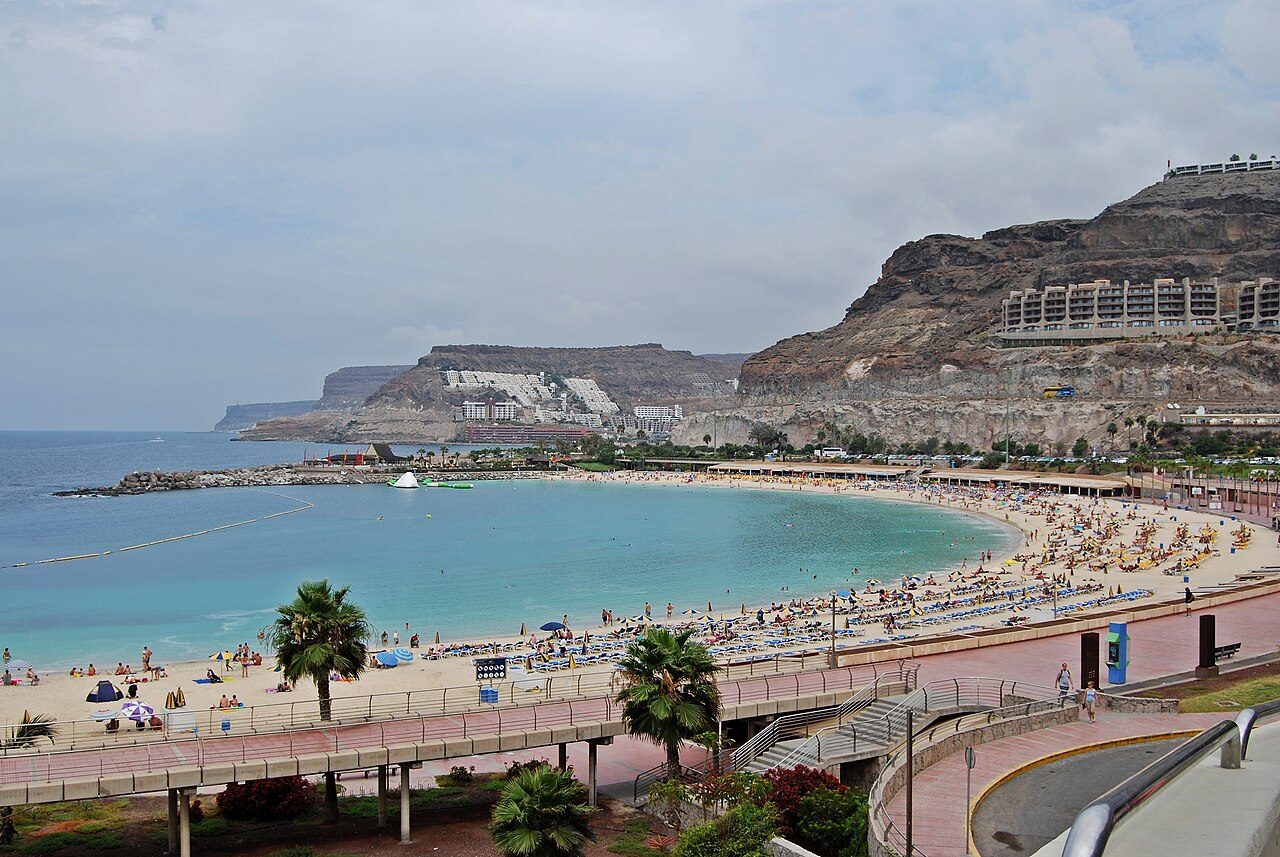 Playa de Amadores, imprescindible que ver en Mogán por su agua turquesa