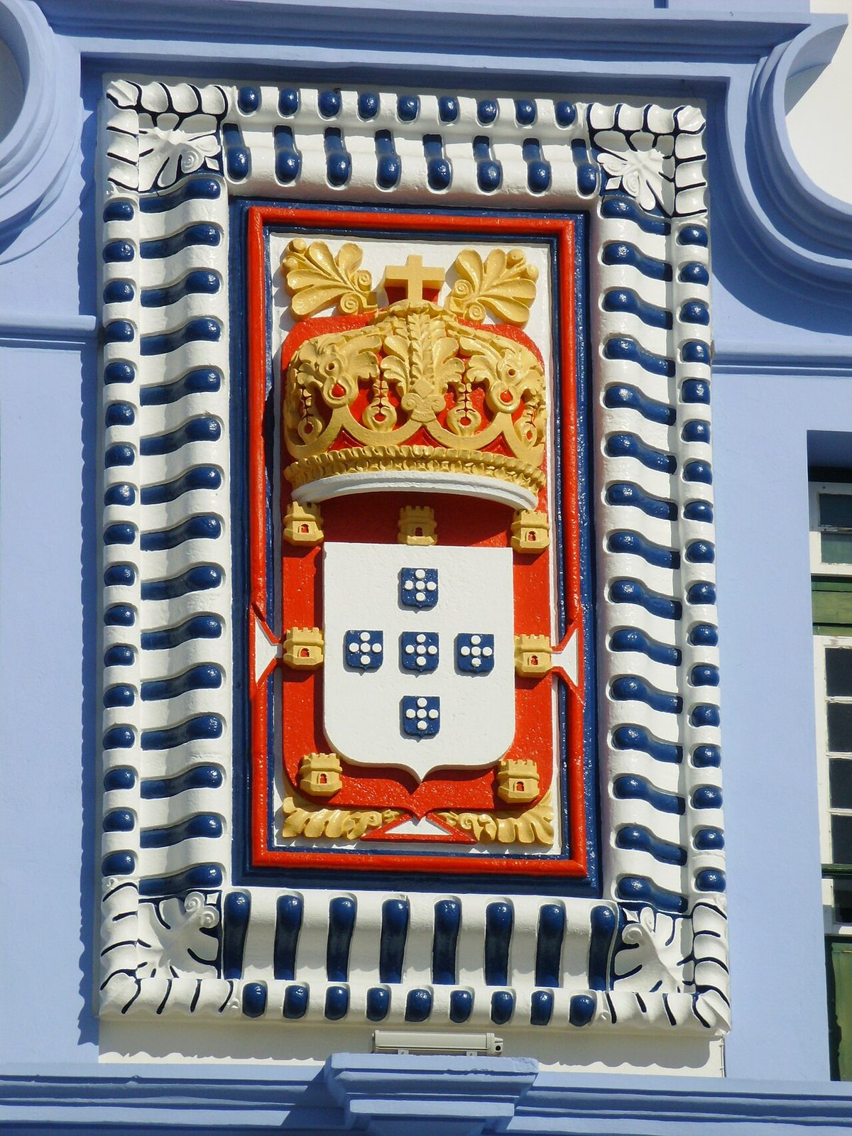 Vista del puerto y las casas de colores de Angra do Heroísmo, en Terceira