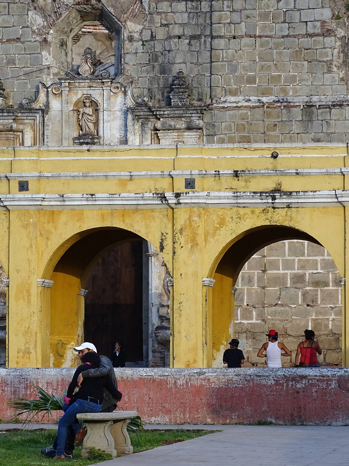 Calles coloniales empedradas, uno de los grandes atractivos de qué ver en Antigua Guatemala