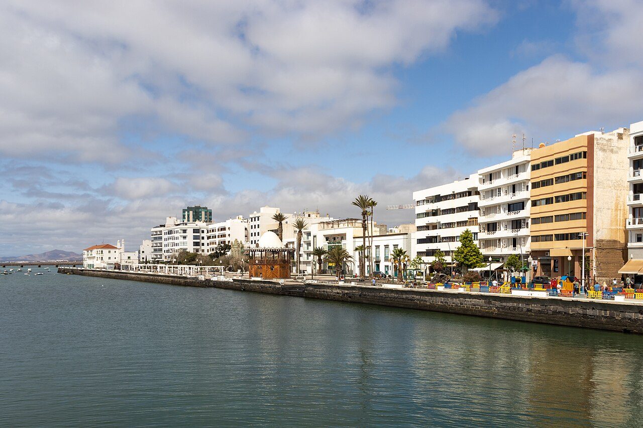Vistas del paseo marítimo al llegar a Arrecife, capital de Lanzarote