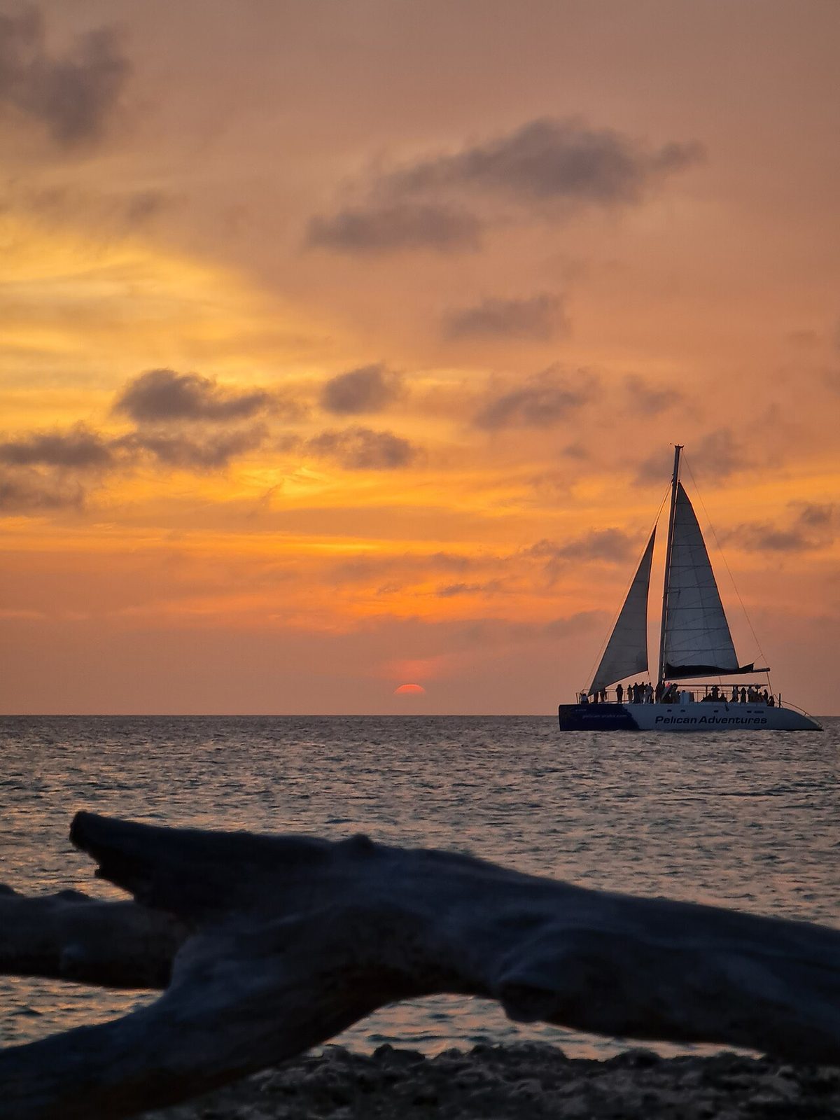Atardecer en catamarán, uno de los planes estrella al viajar a Oranjestad