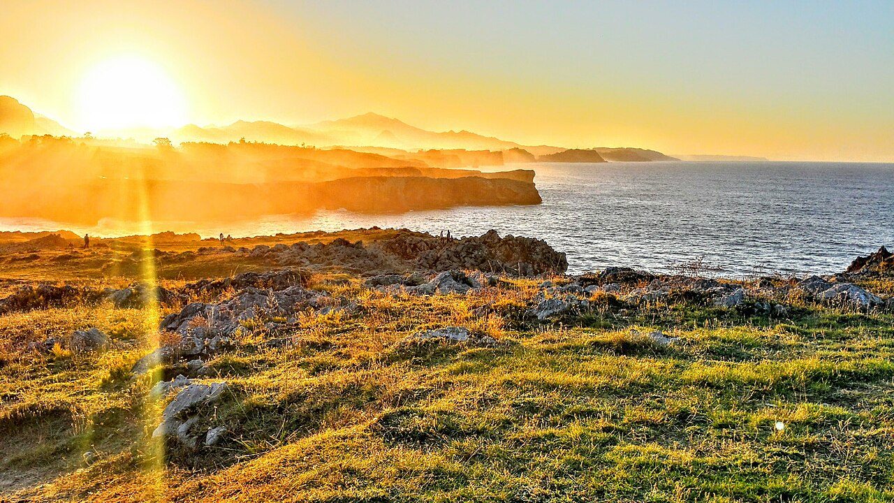 Los acantilados verdes de la costa asturiana, una de las mejores estampas de qué ver en Asturias