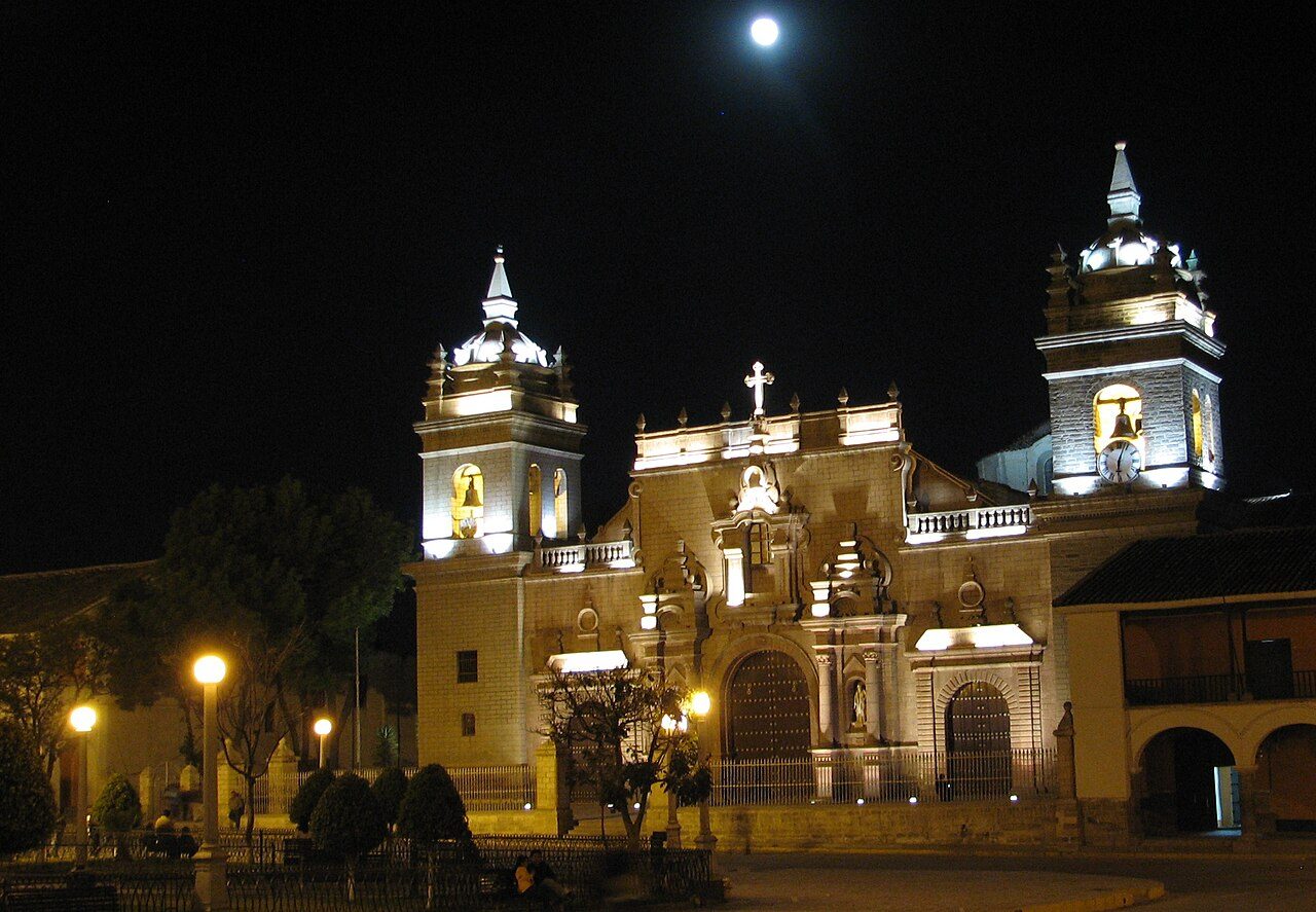 Vista de Ayacucho, la ciudad de las iglesias en la sierra peruana