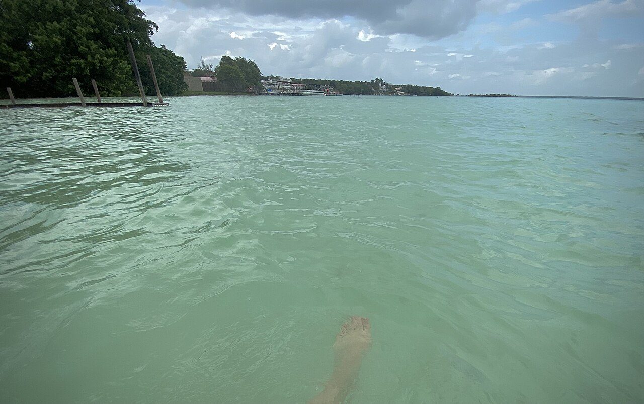 Excursiones de un día en Mahahual: la Laguna de Bacalar y sus siete colores.