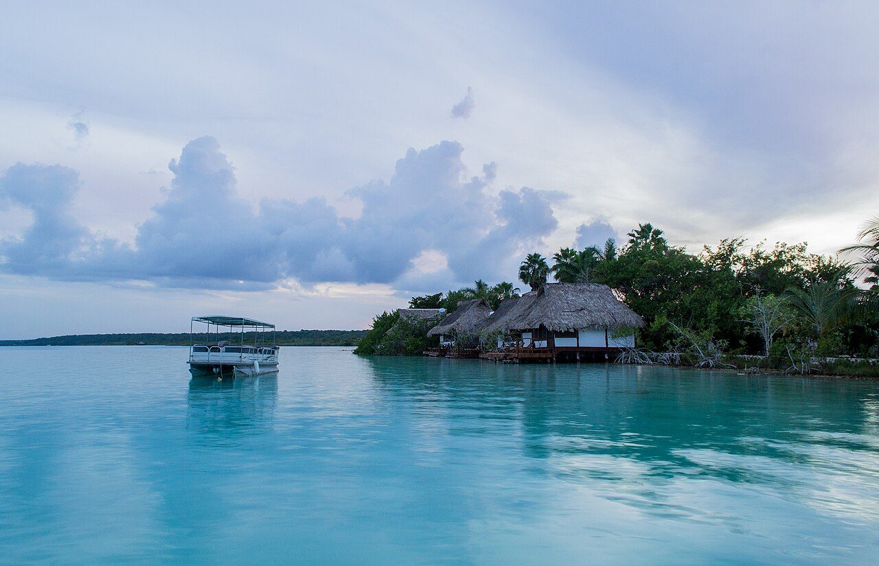 Cruceros y barcos en Bacalar surcando la Laguna de los Siete Colores