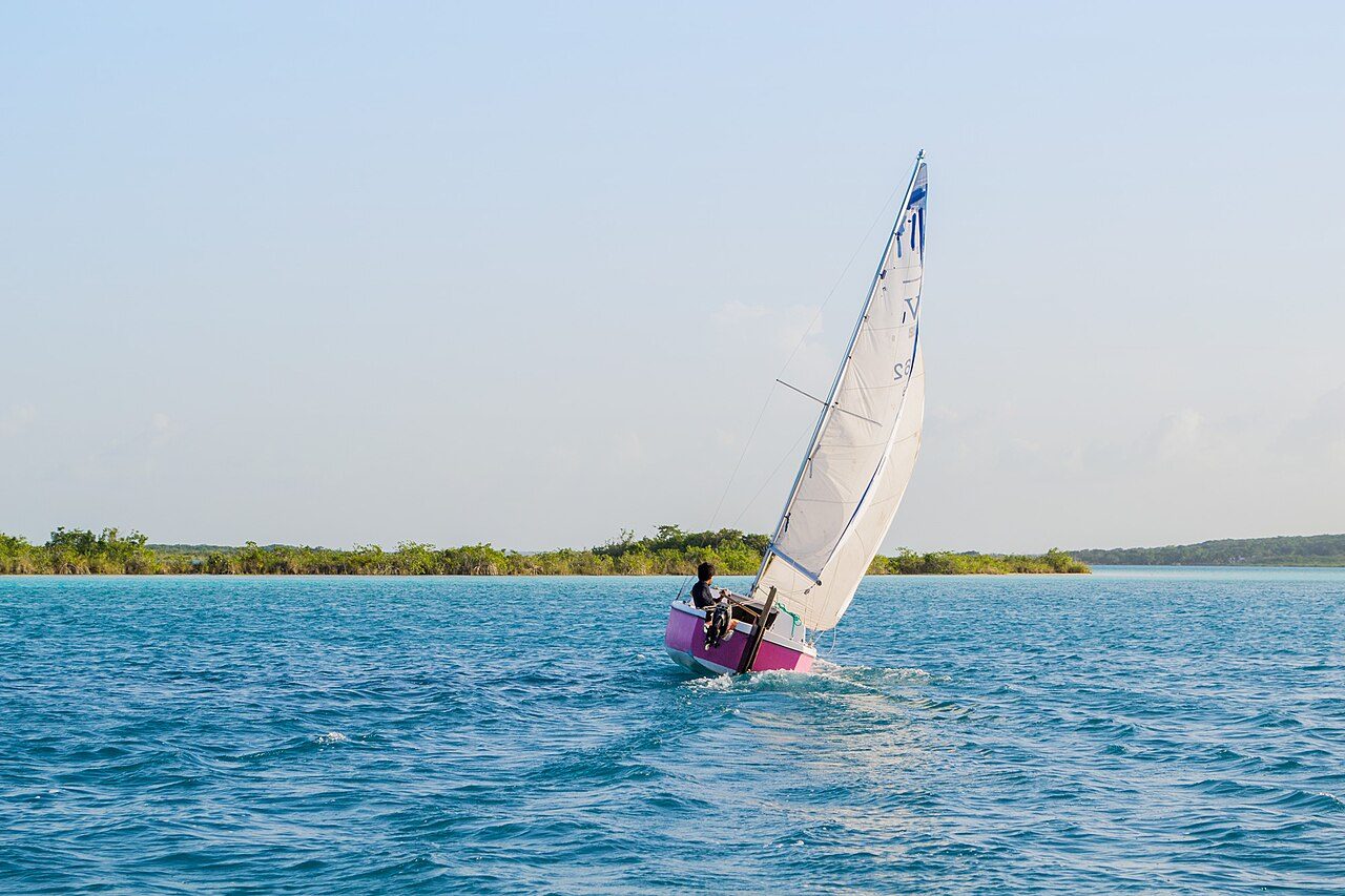 Paseo en velero por la Laguna de Bacalar, uno de los planes estrella