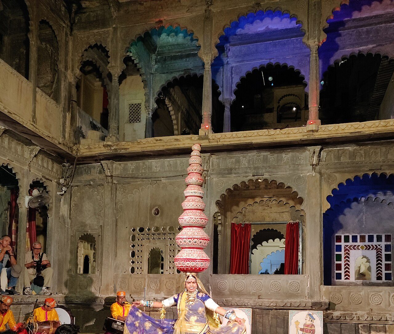 Espectáculo de danza tradicional en el Bagore Ki Haveli de Udaipur