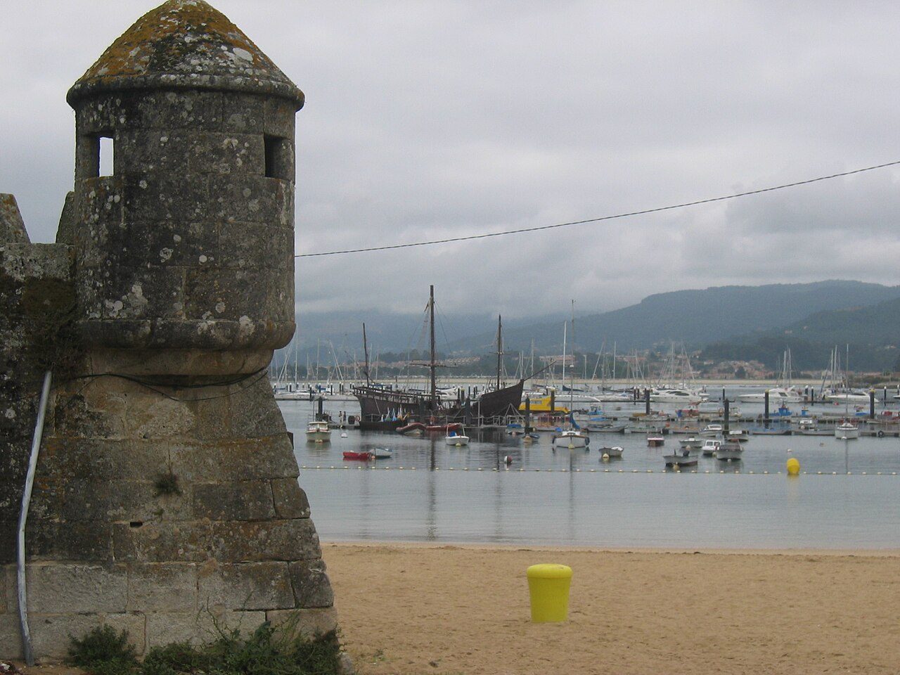 Vistas del puerto y la villa marinera de Baiona, en las Rías Baixas