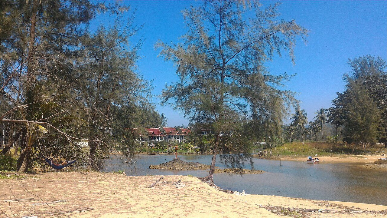 El mercado de Bang Niang, ideal para probar comida callejera en Khao Lak
