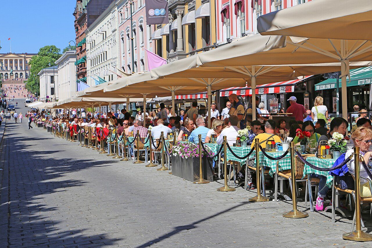 La avenida Karl Johans Gate, columna vertebral de qué ver en Oslo