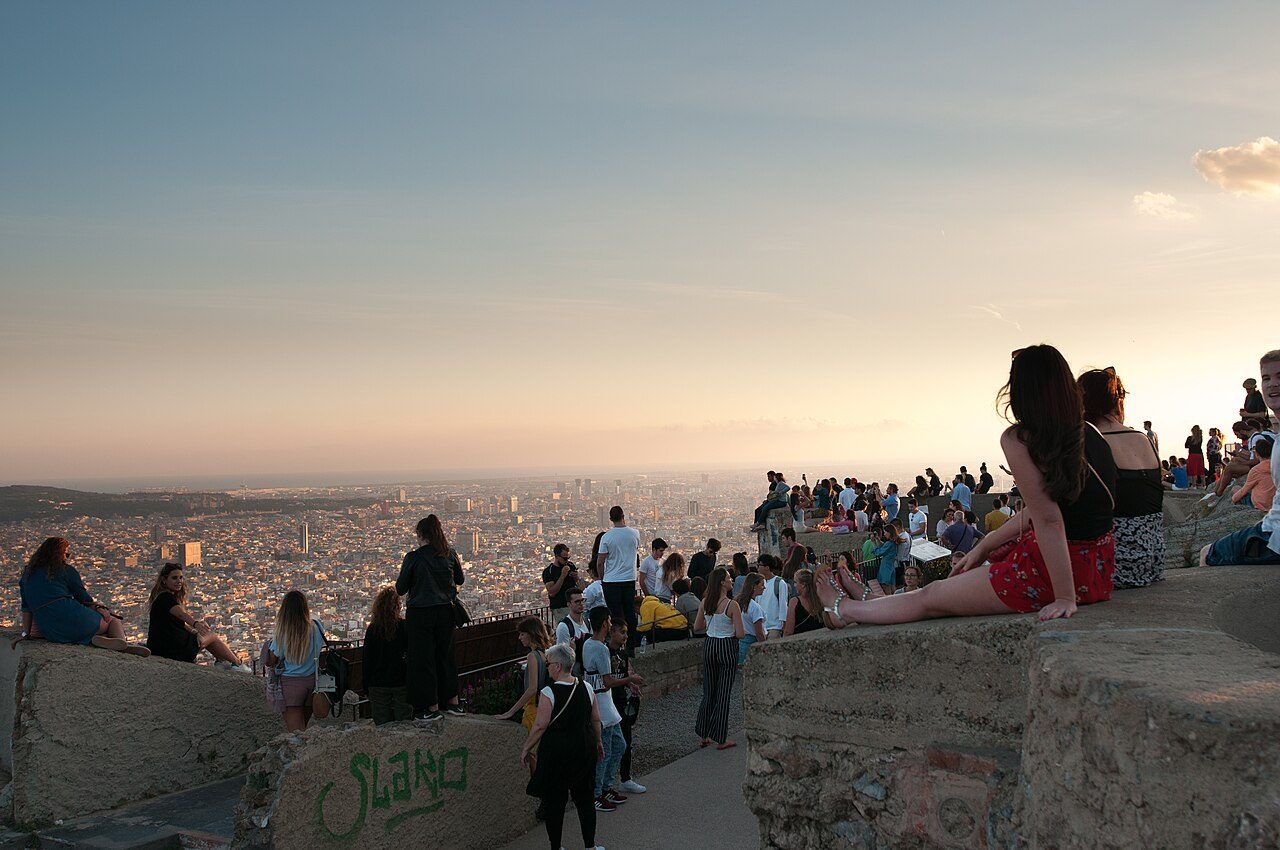 Atardecer desde un mirador, uno de los planes gratis que ver en Barcelona