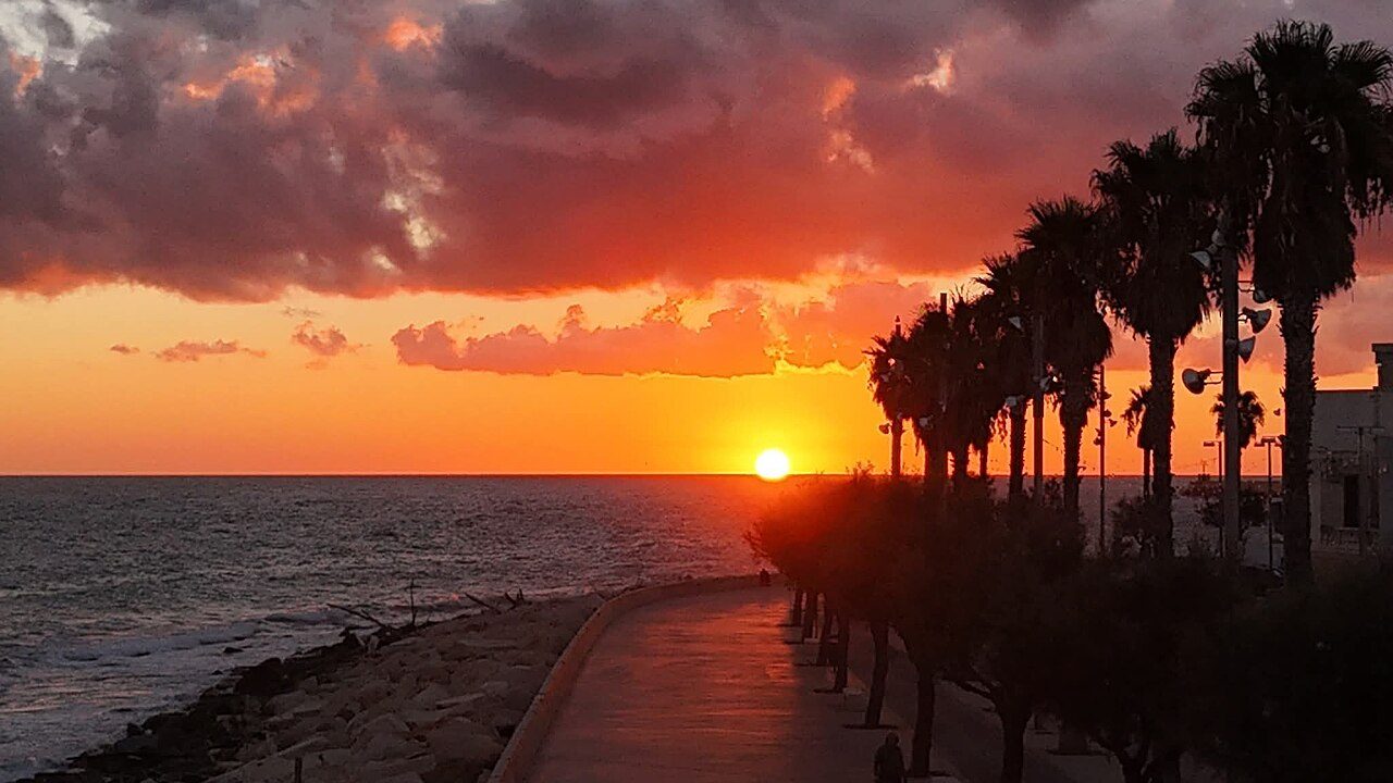 El Lungomare de Bari al atardecer, uno de los paseos más bonitos del sur de Italia