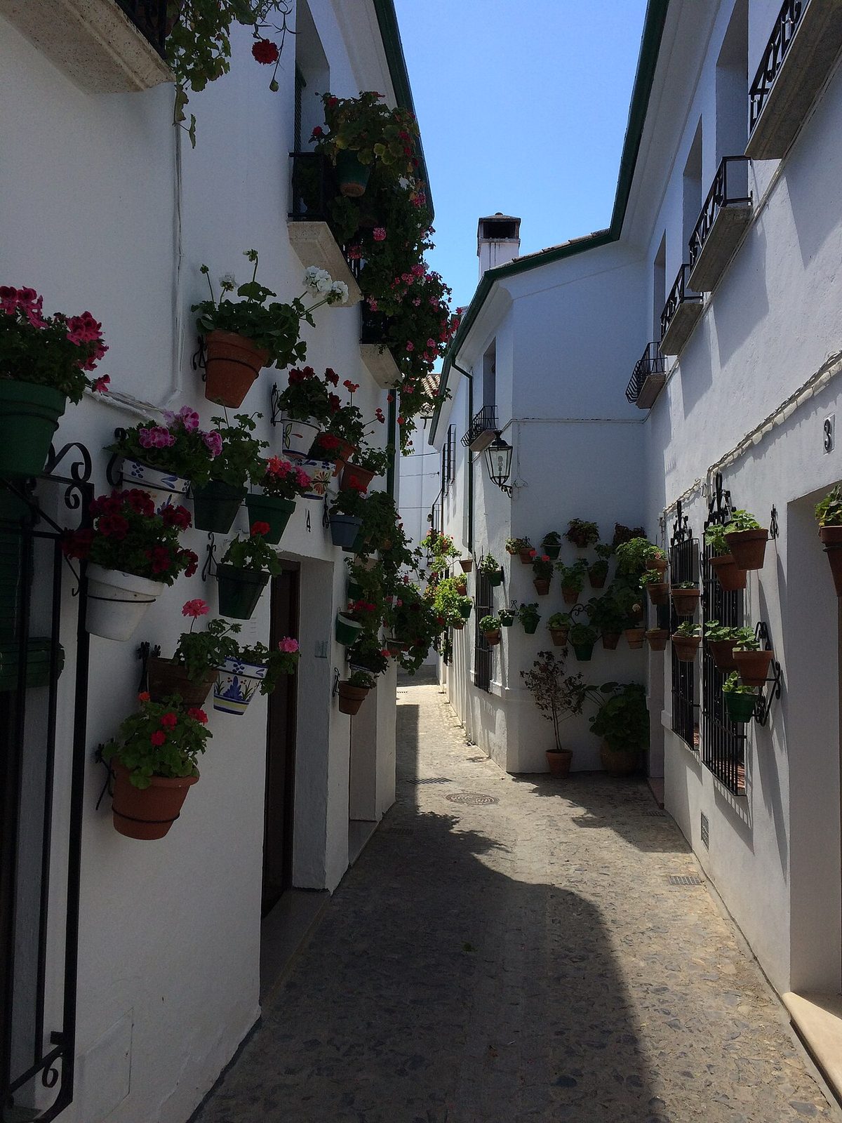 Las calles floridas del barrio de la Villa, lo más bonito que ver en Priego de Córdoba