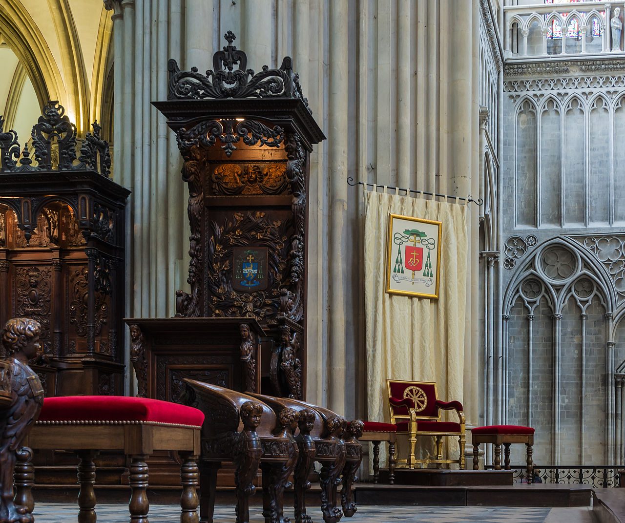 La catedral gótica y el casco antiguo son parte esencial de qué ver en Bayeux