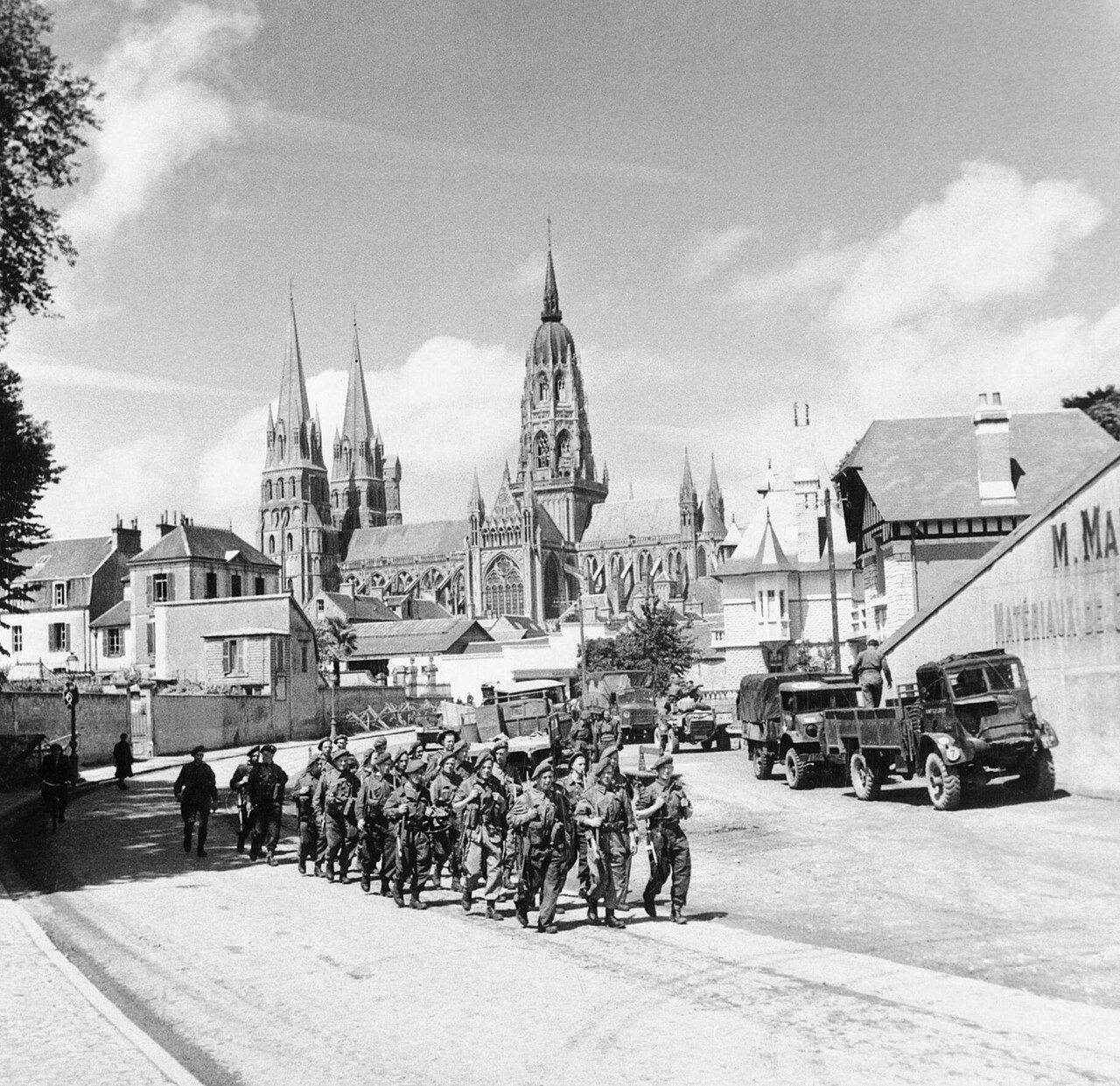 La catedral gótica y el casco antiguo son parte esencial de qué ver en Bayeux