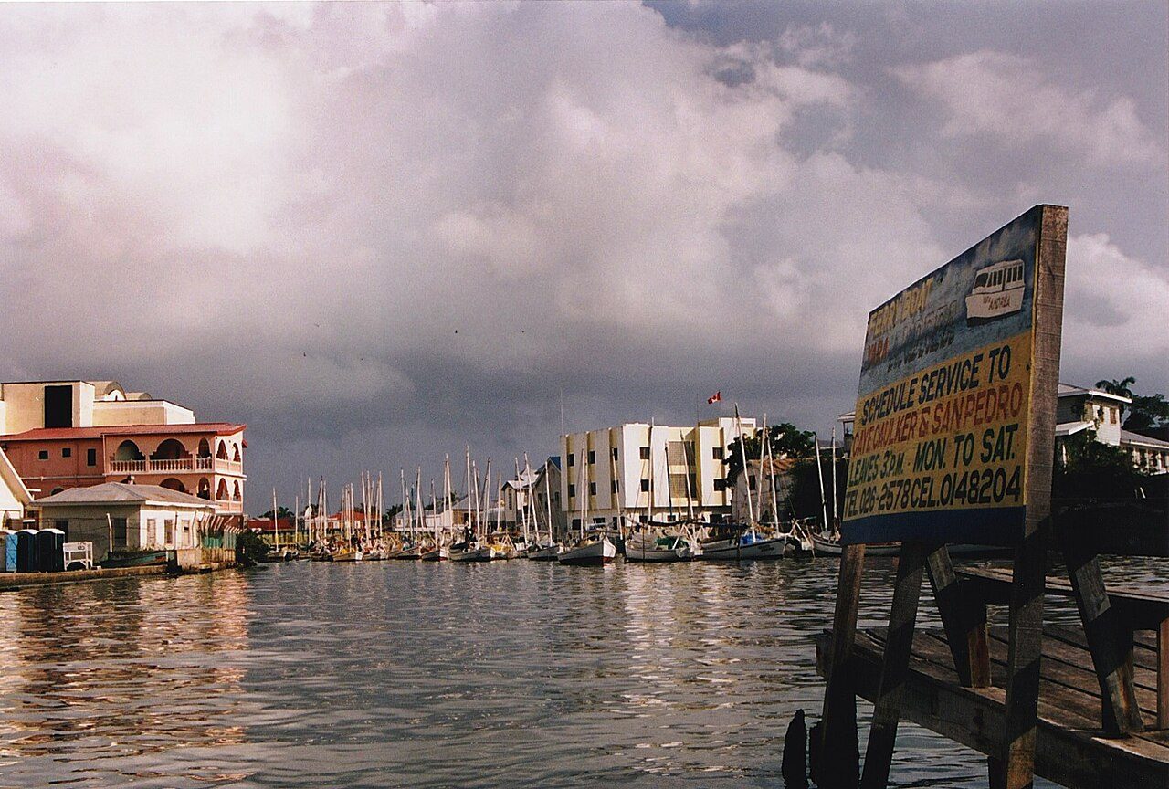 Vista del puerto de Ciudad de Belice, puerta de entrada al Caribe beliceño