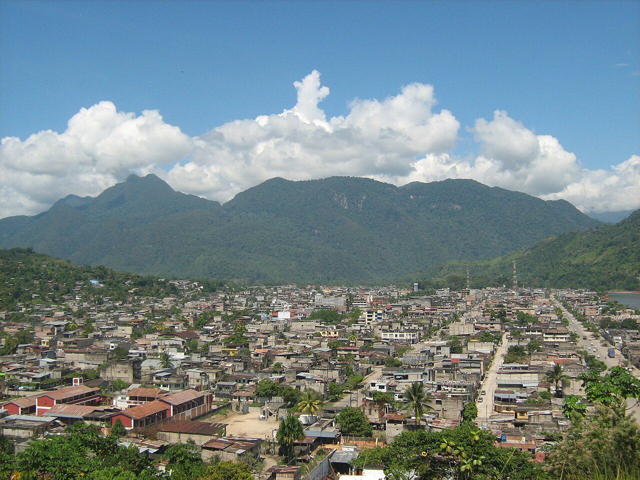 Vistas de la Bella Durmiente desde un mirador de Tingo María