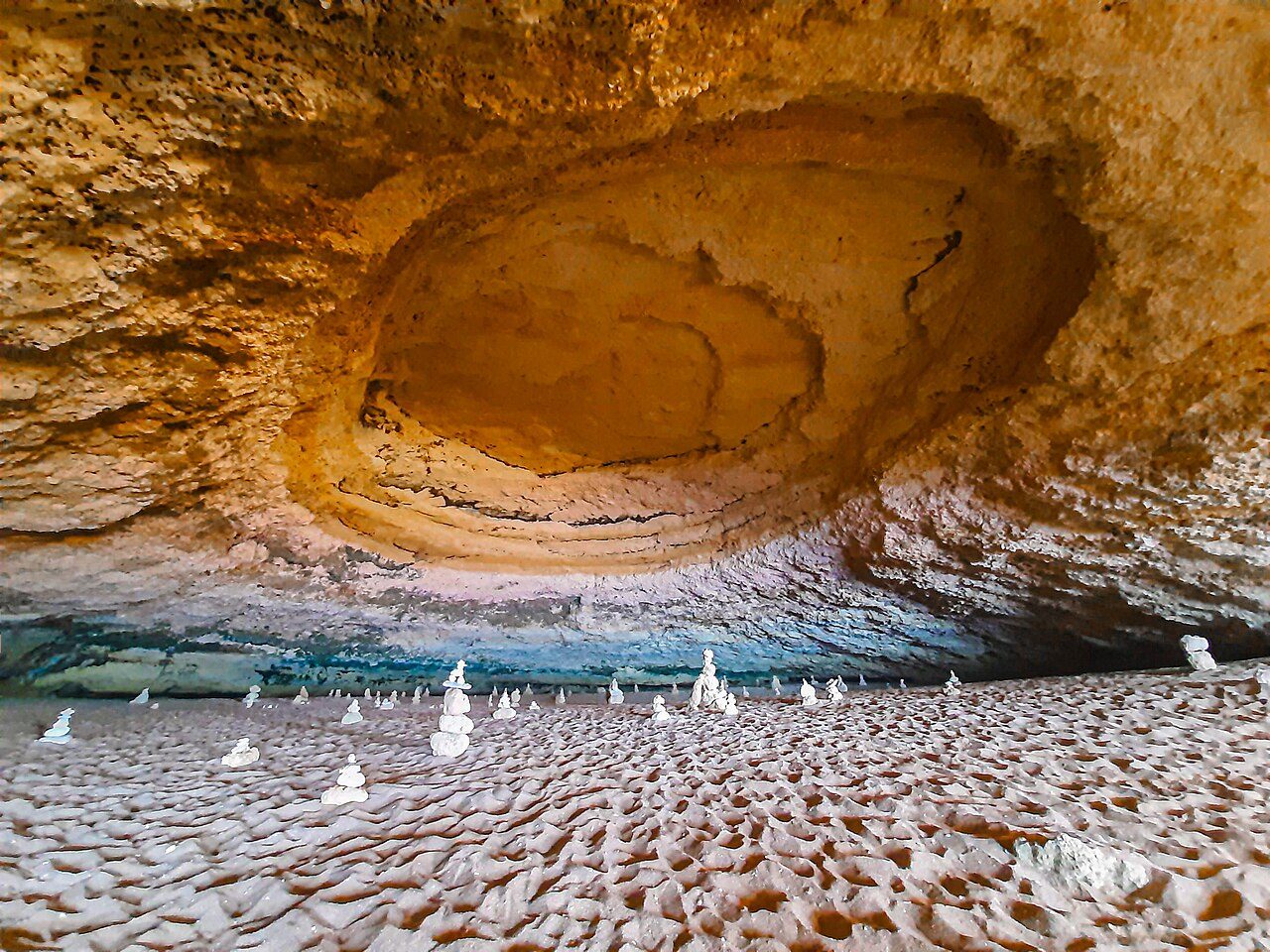 Visitar la cueva de Benagil en kayak permite bajarse en su playa interior