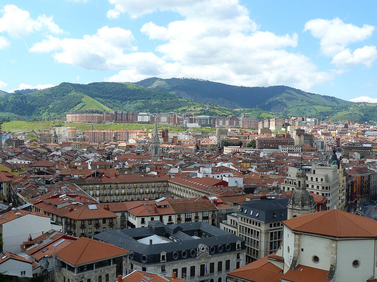 Las arcadas de la Plaza Nueva en el Casco Viejo, uno de los lugares que ver en Bilbao