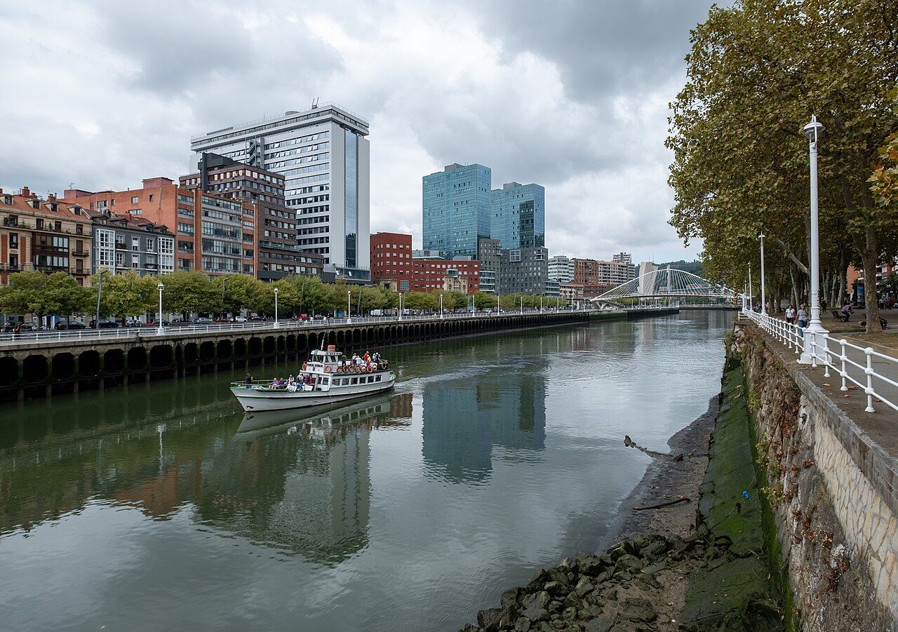 Paseo en barco por la ría, un plan estupendo cerca de Portugalete