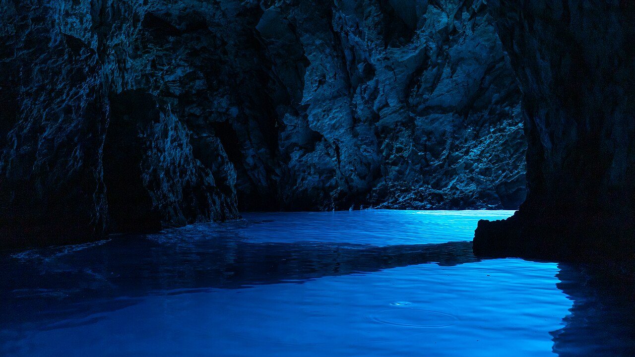 La Gruta Azul, una de las excursiones más populares para complementar qué ver en Brac