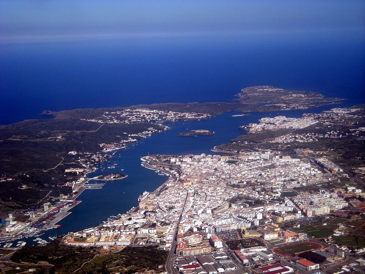 Vista del puerto natural de Mahón, uno de los más grandes del mundo y puerta de entrada a Menorca.