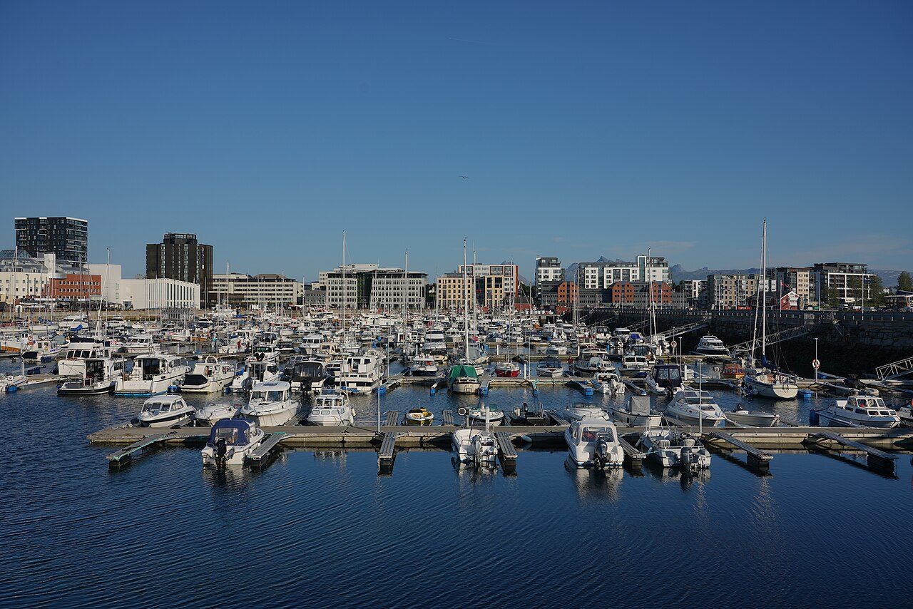 Vista del puerto de Bodø, punto de partida para descubrir qué ver en la ciudad